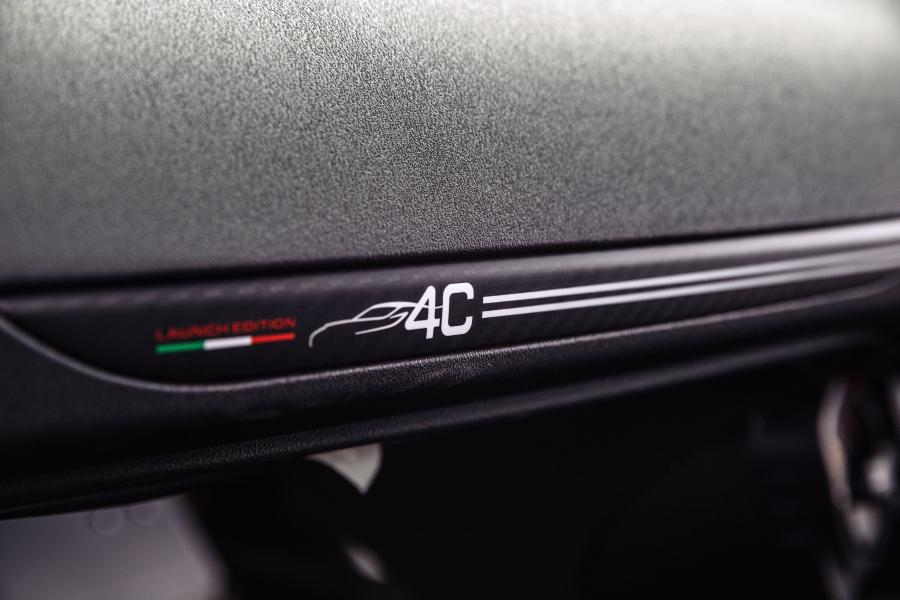 Детали интерьера Alfa Romeo 4C Launch Edition (960) 2015 года  (AU) (фото 2 из 40)